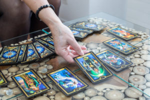 Anouk, Neurocoach et Enchanteresse, invitant avec bienveillance à rejoindre le Cercle des Enchanteresses