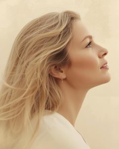 femme pensive qui cherche le calme intérieur