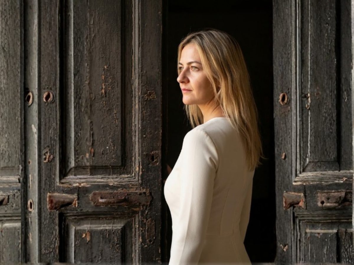 femme fermant la porte du passé et avançant vers une nouvelle vie plus apaisée