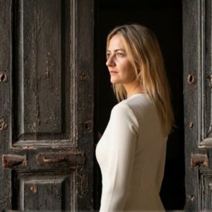 femme fermant la porte du passé et avançant vers une nouvelle vie plus apaisée